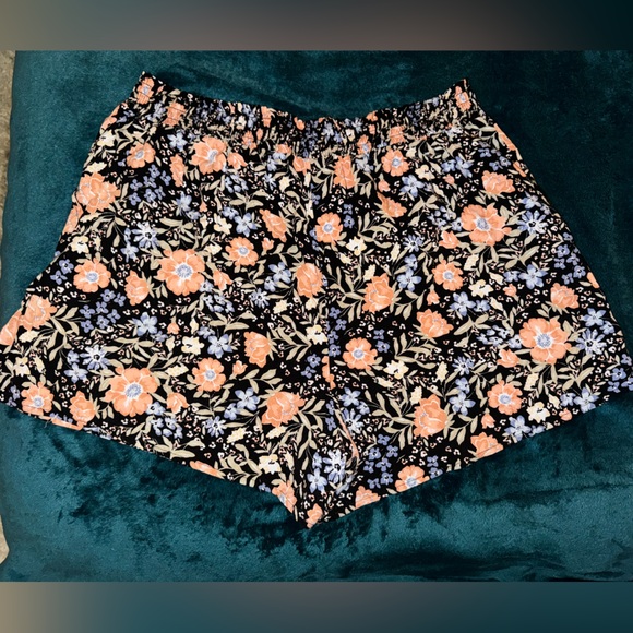 Angels XL Stretchy Floral Shorts - Picture 3 of 7